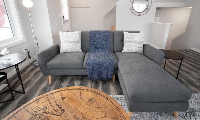 Fort Gary Casa | Cheerful 4 bedroom Townhouse with Parking & Wi-Fi!