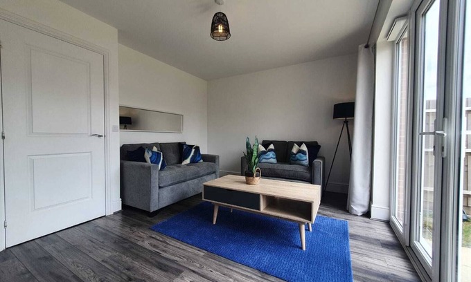 Luton Casa | Cheerful 4-bedroom town house with parking