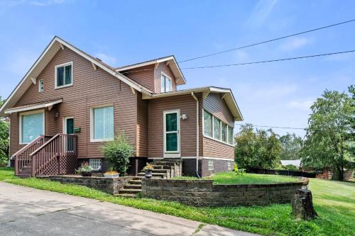 New Kensington Casa | Cheerful 4BR Chalet with Seasonal Pool, Hot Tub