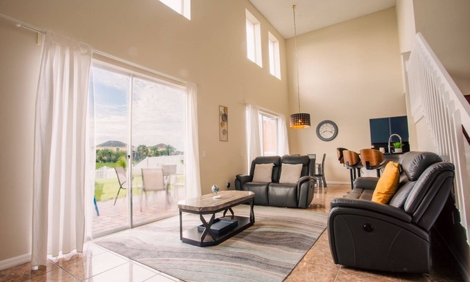 Crescent Lakes Casa | Cheerful 5 bed - 4 bath Spacious Home
