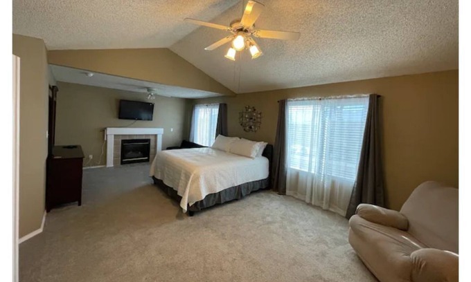 Southeast Colorado Springs Casa | Cheerful 5-bedroom Colorado Mountain View home
