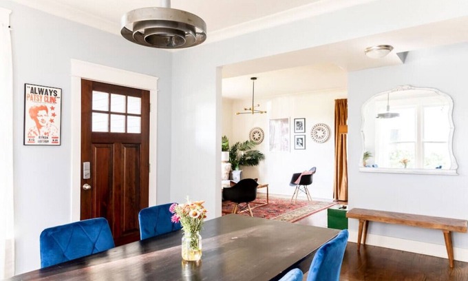 The Nations Casa | Cheerful 6 Beds, 3 Bedroom House w/ Outdoor Space!