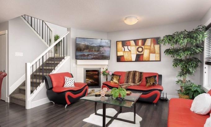 Southwest Edmonton Casa | Cheerful and beautiful 3 bedroom house close to lake