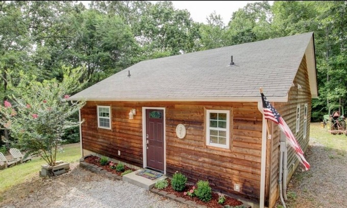 Clarksville Cabaña | Cheerful and peaceful cottage nature retreat near amenities