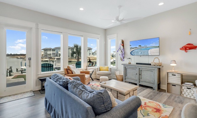 Rockport Condominio | Cheerful bayfront condo with infinity pool, scenic patio, & W/D - fishing nearby