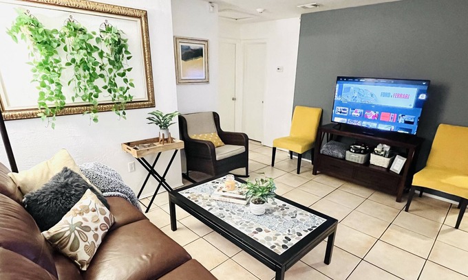Gainesville Casa | Cheerful Bungalow - Dogs Welcome!
