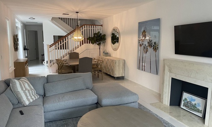 Colee Hammock Casa | Cheerful Comfy 3 Bedroom Town House at Las-Olas
