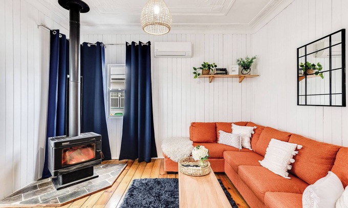 Wilsonton Casa | Cheerful, Cosy Cottage - Near Rose Garden!
