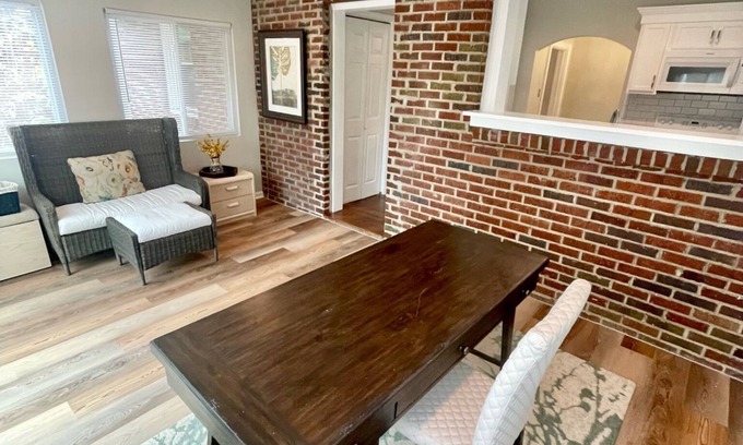 Winston - Salem Casa | Cheerful cottage w/work space near hospitals
