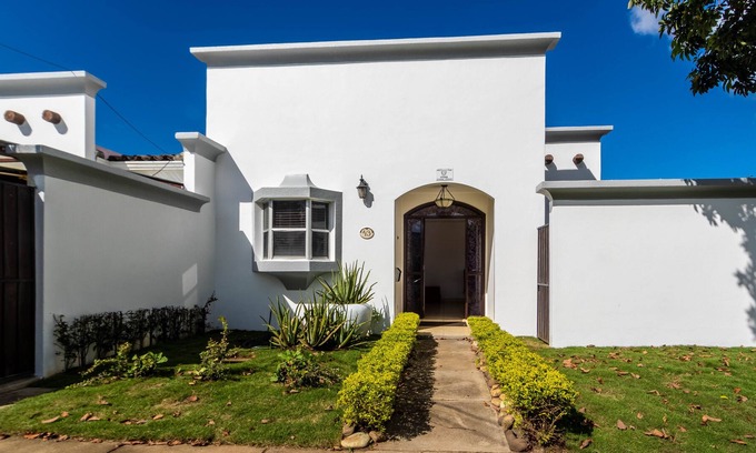Managua Casa | Cheerful family friendly home in gated community.