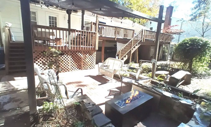 Northeast Raleigh Casa | Casa moderna de 3BR en Raleigh con jardín estacional, fuegos y terrazas