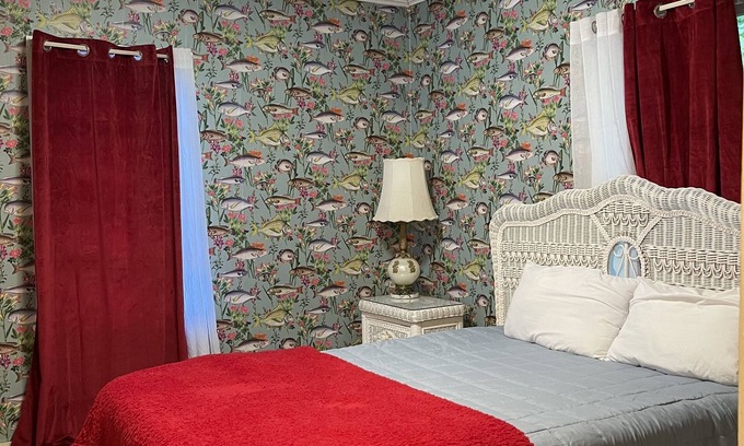 White Lake Cabina | Cheerful fish cabin 1 Bdr. Pool open from July 1 st , outdoor fireplace