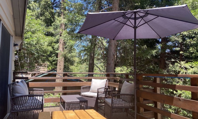 Crestline Cabina | Cheerful Hillside cabin