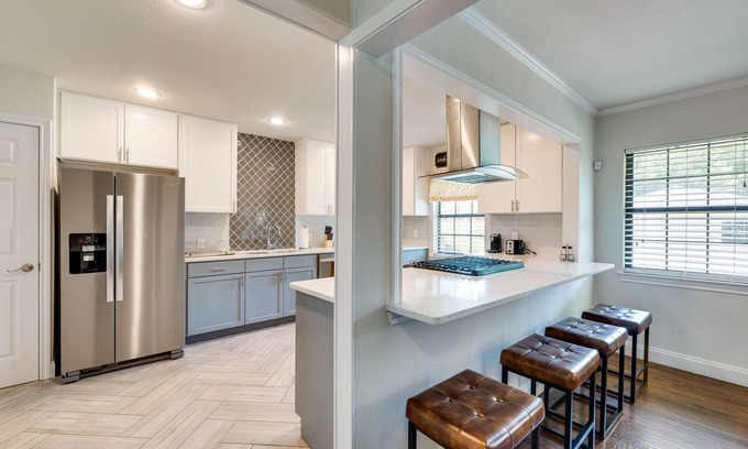 Northwest Dallas Casa | Cheerful home, sleeps 9, outdoor grill +dining!!!