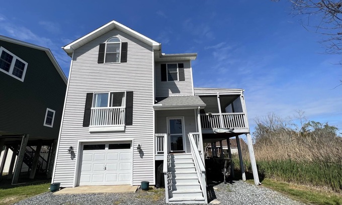 West Ocean City Casa | Cheerful home with bay and skyline views.