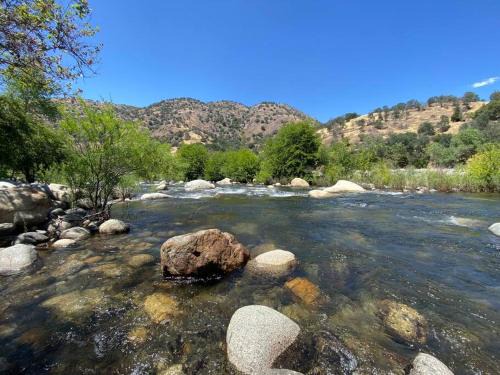 Three Rivers Casa | CHEERFUL HOUSE WITH RIVER AND MOUNTAIN VIEWS! NEW