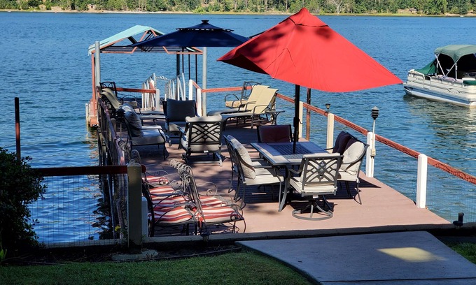 Bass Lake Cabina | Cheerful Lakefront 4 Bedroom Cabin