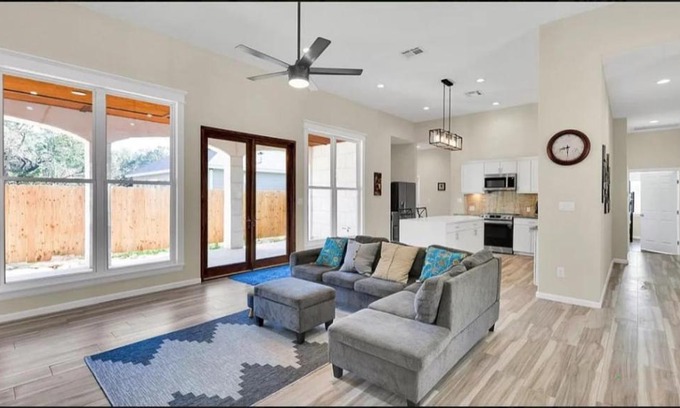 Canyon Lake Villa | Cheerful Lakeside Retreat-Just Minutes to the lake