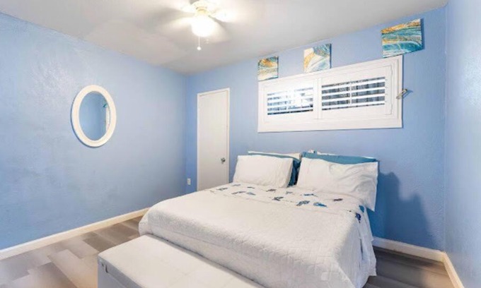 Upland Apartamento | Cheerful one bedroom with free parking and patio.