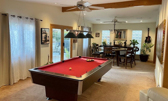 Newhall Casa | Cheerful Single Story 3-bedroom home w pool table