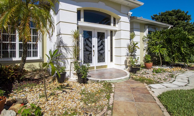 West Melbourne Casa | Cheerful & Spacious Home with Lake View