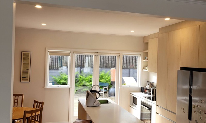 Remuera Casa | Cheerful sunny house close to waterfront, train, town and OBV