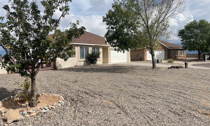 Bosque Casa | Cheerful Three Bedroom Home with Mountain Views