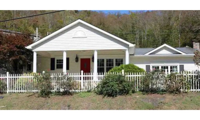 East Point Casa | Cheerful Three Bedroom Residential Home