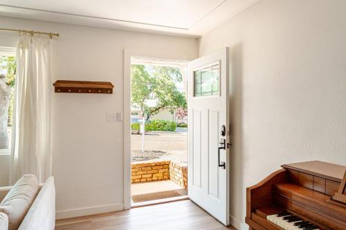 Redding Casa | Cheerful Three Bedroom with a Fireplace