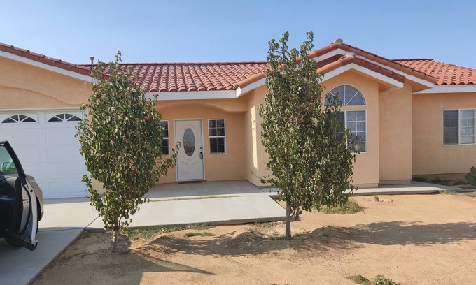 California City Casa | Cheerful Vacation 4 bedroom Family Home /Pool,Near Race Track, Golf ,Crews,Base.