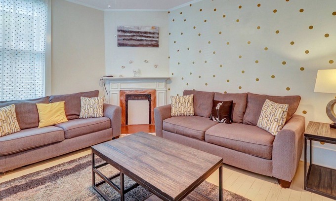 Dixon Park Apartamento | Cheerful Victorian District Digs Near Forsyth w/ Courtyard by Lucky Savannah