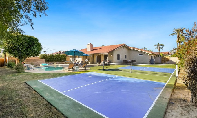 Bermuda Dunes Villa | Villa alegre con piscina, spa y pista de pickleball.