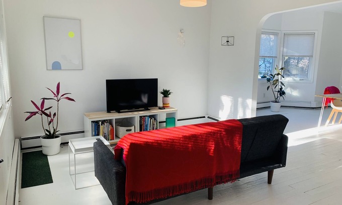 Wilkes-Barre Casa | Cheery Black House Filled with Light Close to Downtown