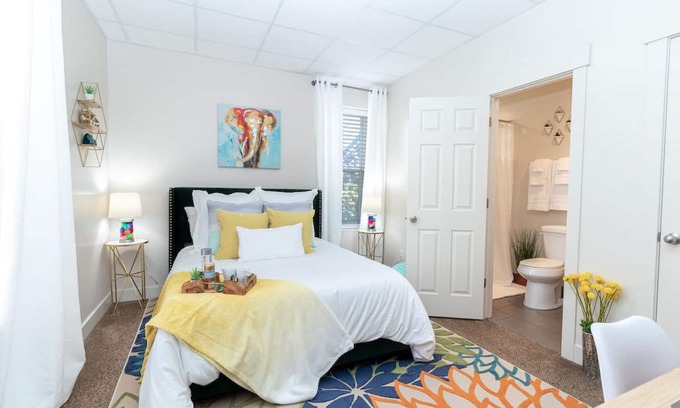 Central City Apartamento | Cheery & Comfortable Apartment Near Downtown – Ideal for Extended Stays