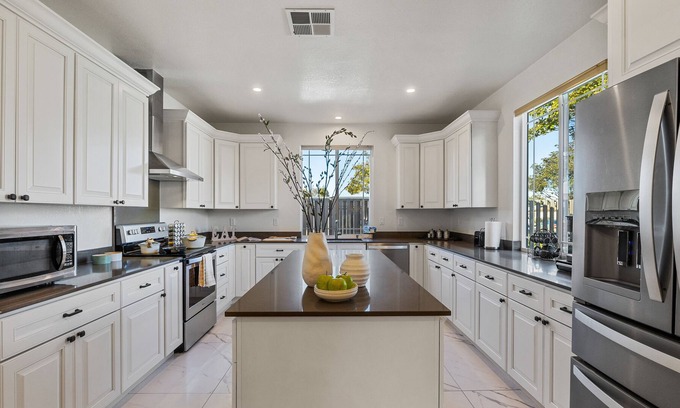Union City Casa | Chef's Kitchen 4 bed w/King Suite & Backyard