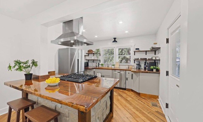 North Druid Hills Casa | Chef's Kitchen; King Bed, Queen & Bunk Bed, 65" TV