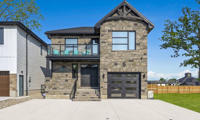 Grand Bend Casa | Chello’s Grand Villa, Grand Bend Beach- Steps from the Strip