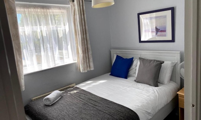 Dunstable Casa | Chelsea Garden -Huku Kwetu- Dunstable - Spacious 4 Bedroom House -L&D Hospital - London -M1- Airport -Group Accommodation up to 9 People