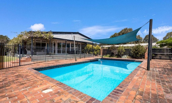 Eagle Point Casa | Chenu Lakeside Homestead