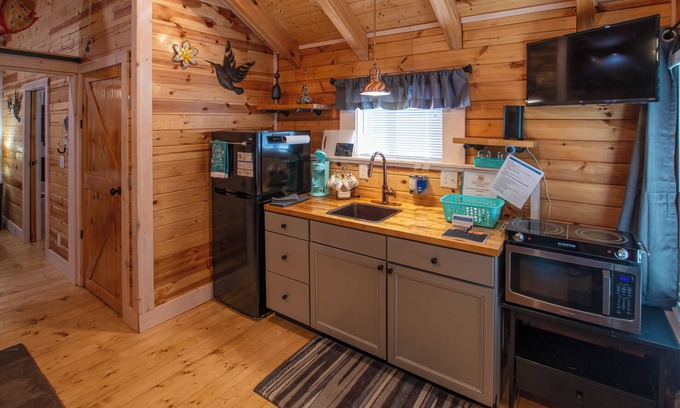 Bean Station Cabina | Cherokee Lake Vacation 1 BR 1 Bath Tiny Log Cabin