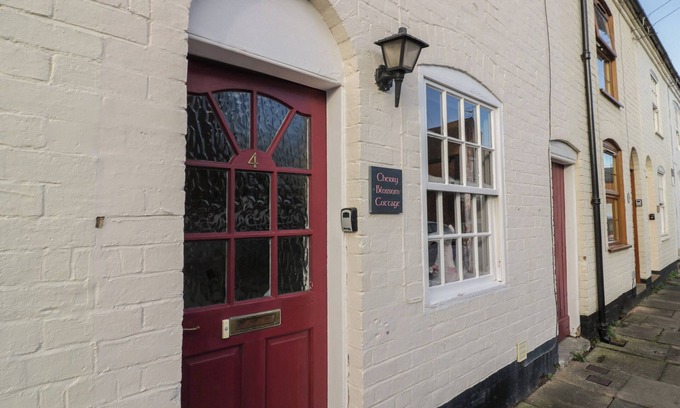 Stratford-upon-Avon Cabaña | CHERRY BLOSSOM COTTAGE, pet friendly in Stratford-Upon-Avon