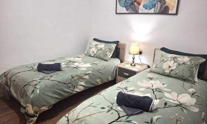 Victoria Apartamento | Cherry Blossom Apartment with Courtyard - 5min Walk to Centre