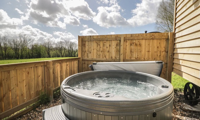 Staple Hill Cabaña | CHERRY BLOSSOM, character holiday cottage, with hot tub in Warmley