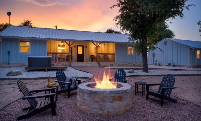 Fredericksburg Casa | Cherry Mountain, Hot tub, Fire Pit, Views!