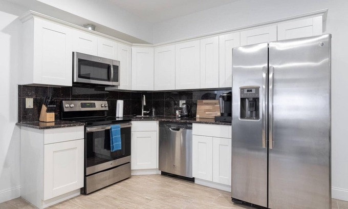 Chinatown Apartamento | Cherry Suites 2BR Apt w W D Arcade Machine