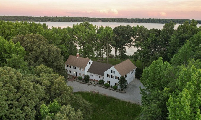 Elkton Casa | Chesapeake Point | Waterfront w/ HOT TUB + Beach!