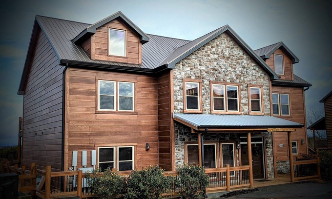 Sevierville Cabina | Chestnut Oak Lodge by OakRidgeStays: 12 Bedrooms, Sleeps 45, Theater, Pool