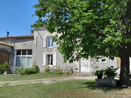 Saint-Cybardeaux Casa | Chez Eugène et Valérie
