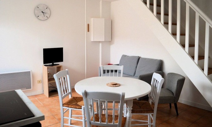 Luc-sur-Mer Casa | Chez Fabienne, Maison Avec Petite Terrasse Privée