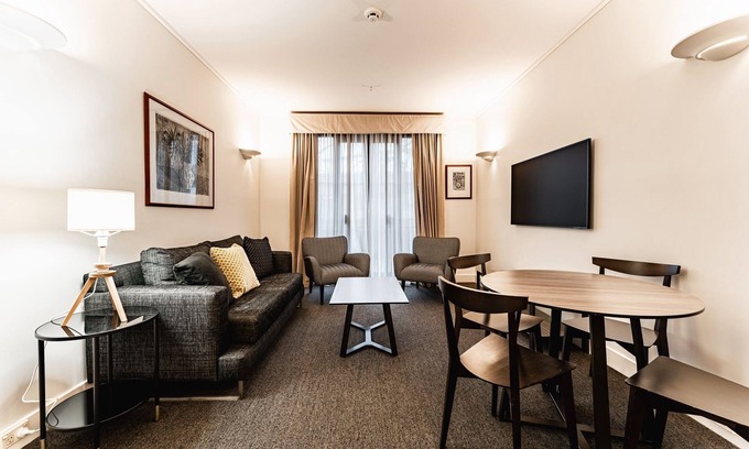 East Melbourne Apartamento | Chic 1-Bed in East Melbourne with Gym & Pool